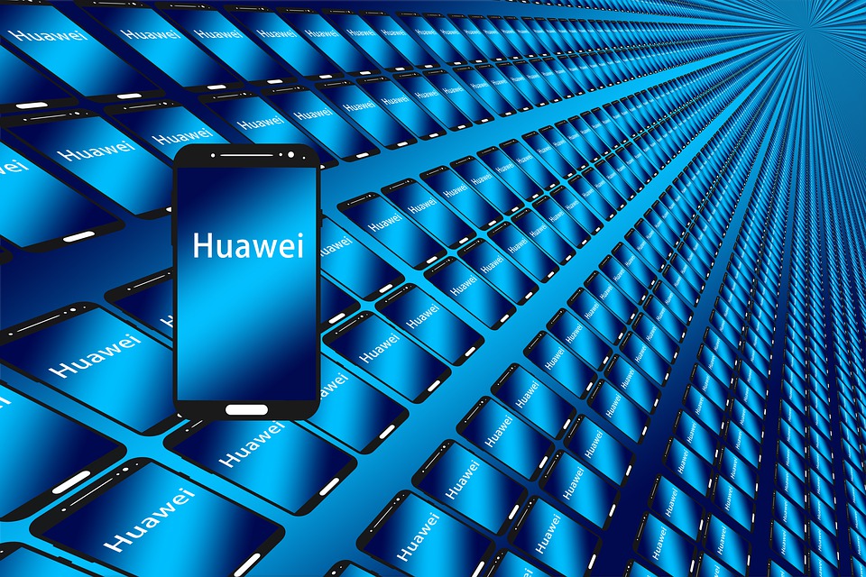 Huawei製スマホ　画面に広告表示で批判殺到